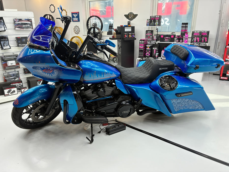Road Glide ombygning: "The Equalizer" — Hertz-lyd, Magnus bagger-kit og Razor Tour Pak