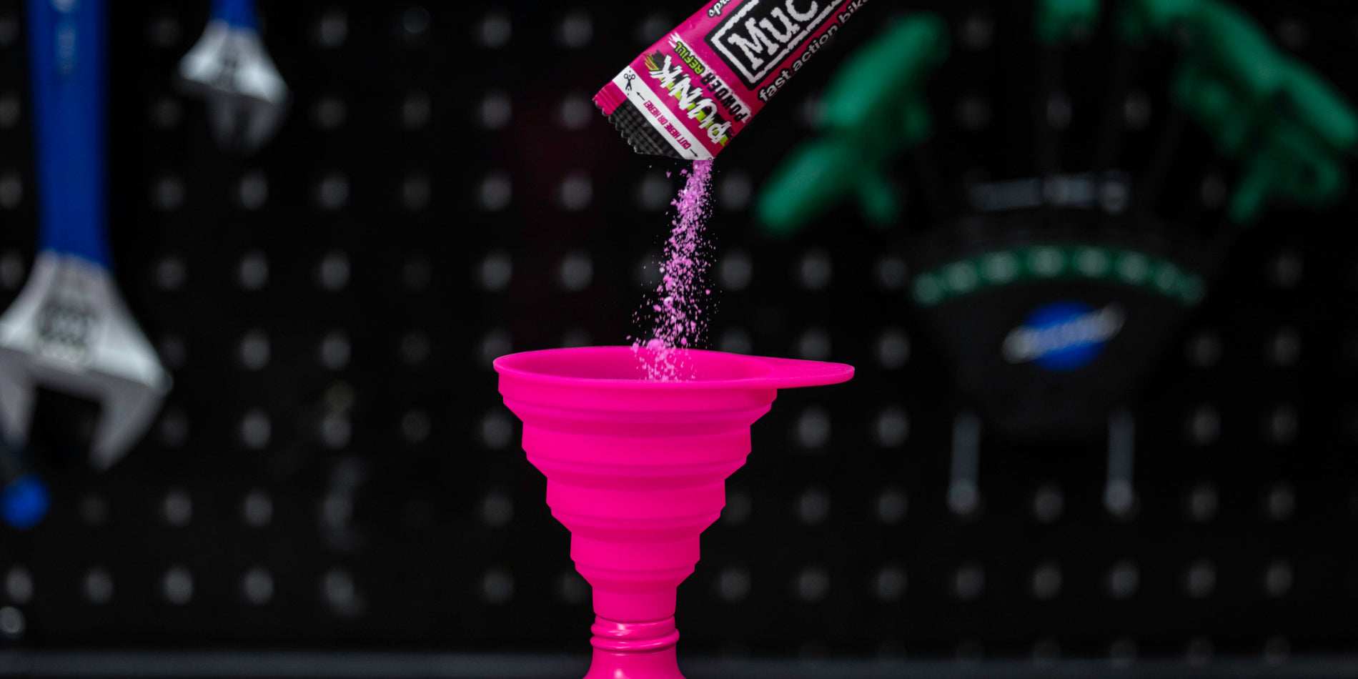 https://mctech.dk/wp-content/uploads/2022/02/Collapsible_Silicone_Funnel_-_MR5_1984_1_1900x_crop_center.jpg