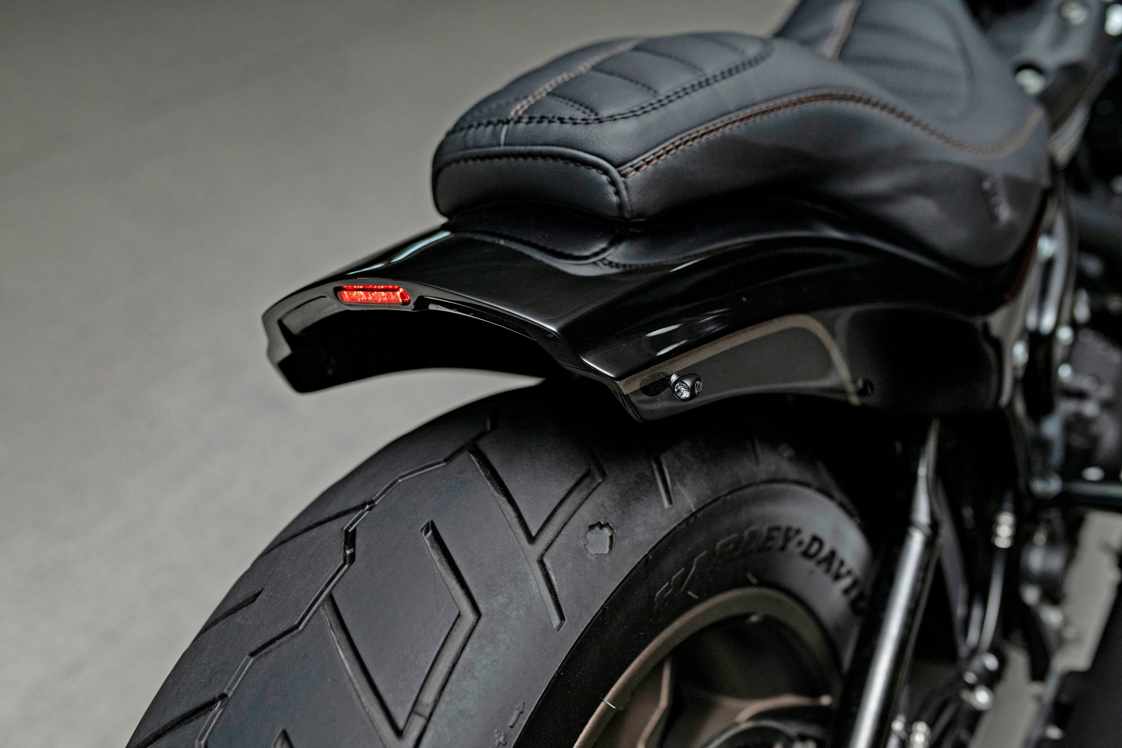 Crook Series Short Rear Fender for Harley Davidson Street Bob, Softail Standard 180-200 tire
