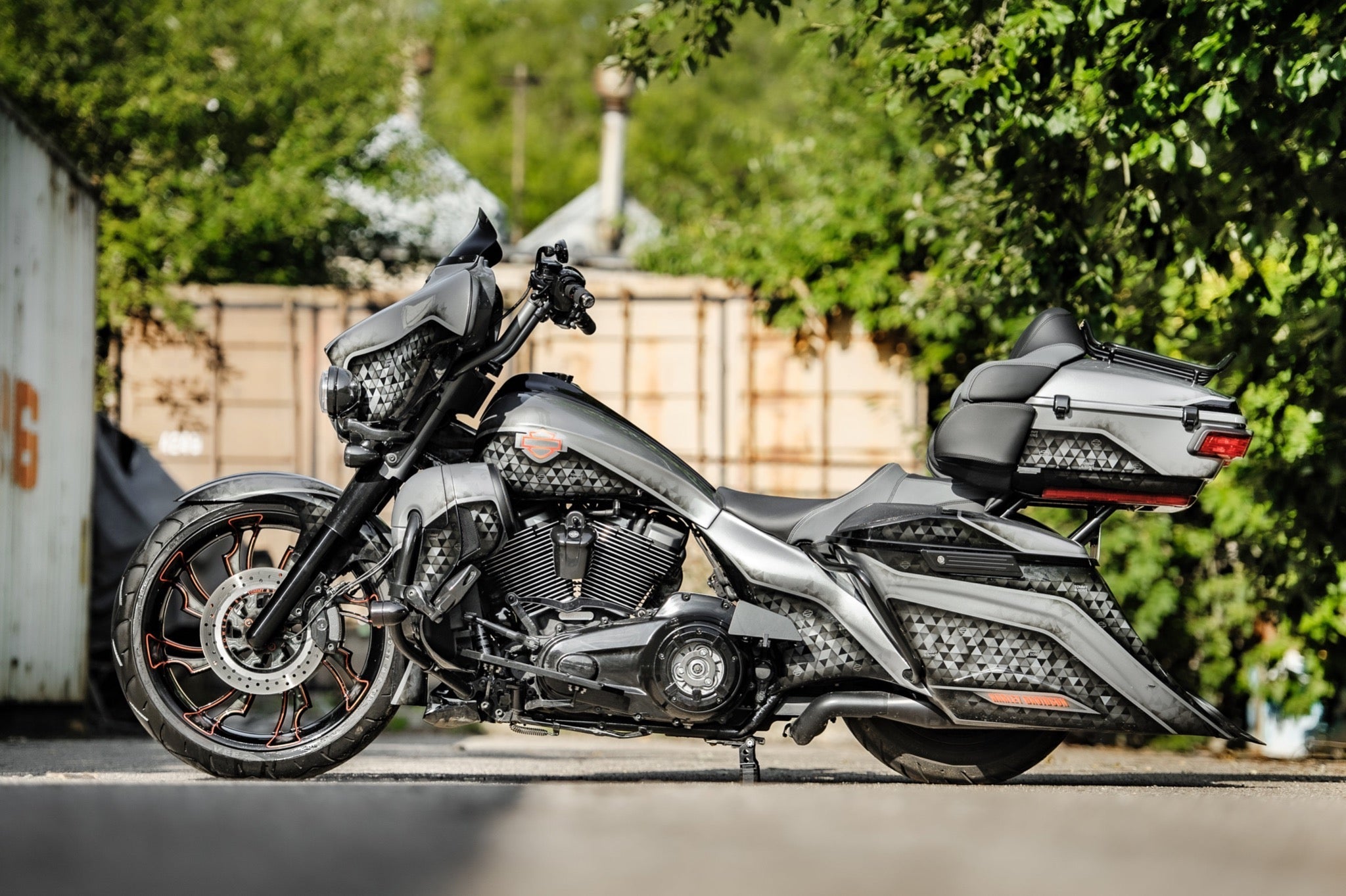 Billow side set for Harley Davidson Touring 2014 up