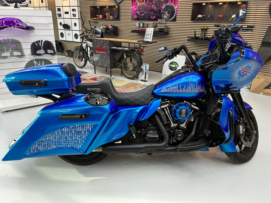 Road Glide ombygning: "The Equalizer" — Hertz-lyd, Magnus bagger-kit og Razor Tour Pak