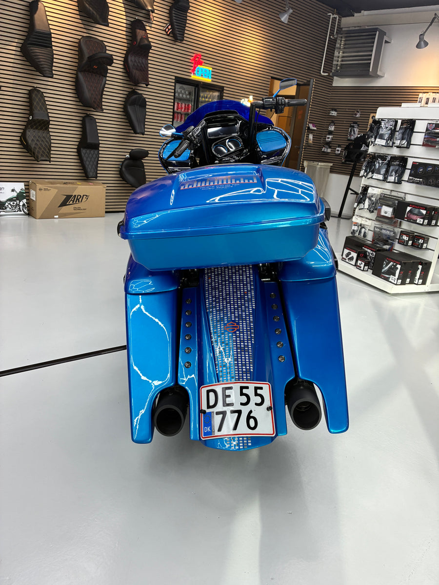 Road Glide ombygning: "The Equalizer" — Hertz-lyd, Magnus bagger-kit og Razor Tour Pak