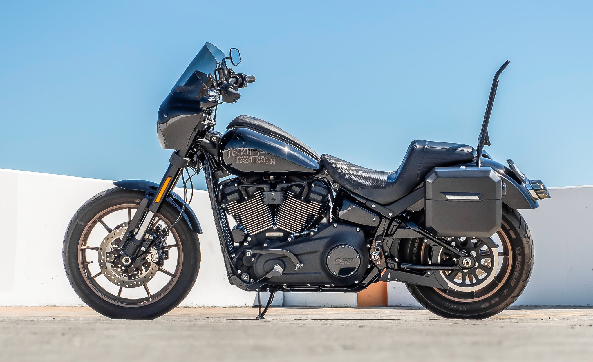 20L - Outlaw Quick-Mount Small Harley Softail Low Rider S FXLRS Matte Hard Saddlebags