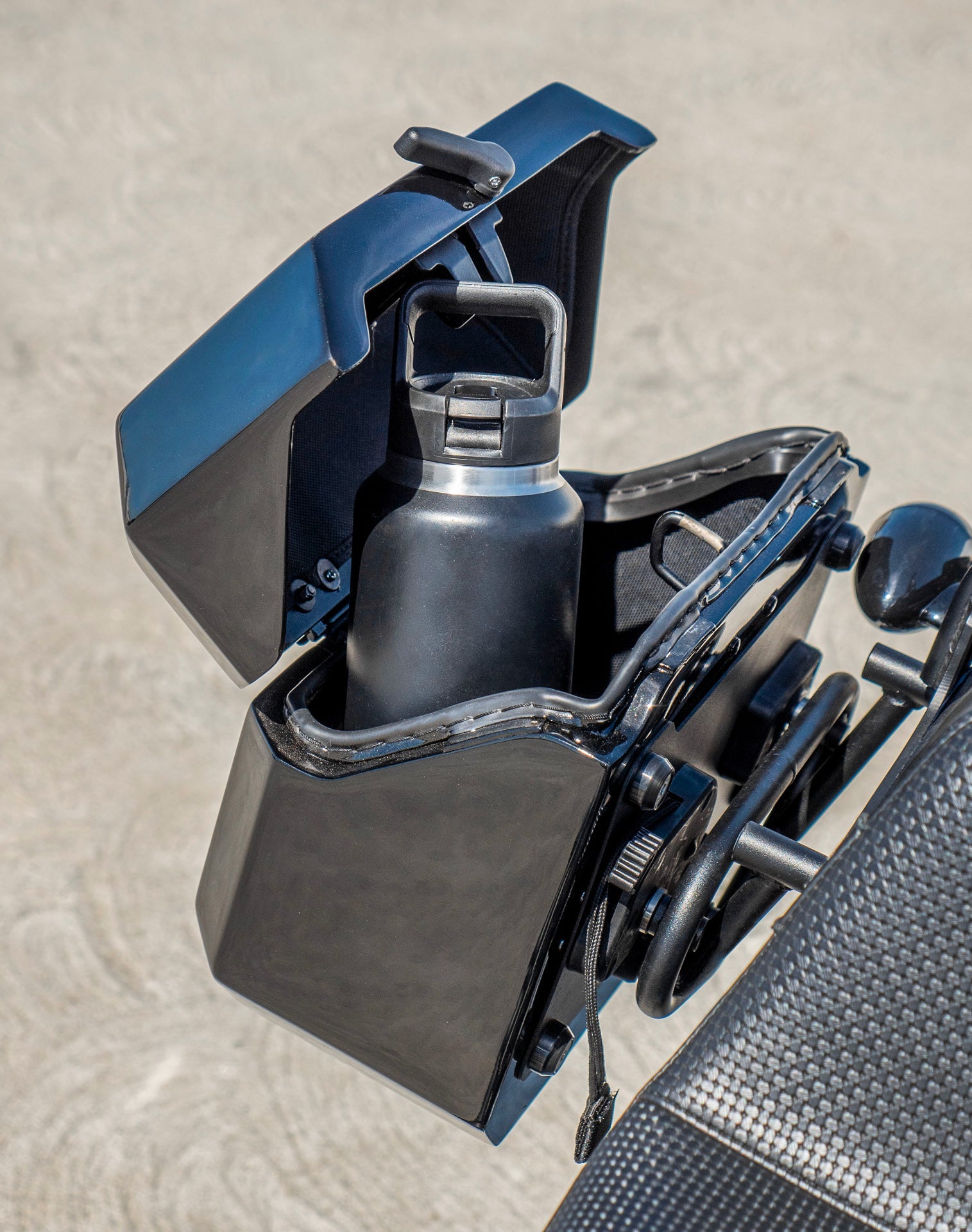 20L - Outlaw Quick-Mount Small Harley Softail Low Rider S FXLRS Painted Hard Saddlebags