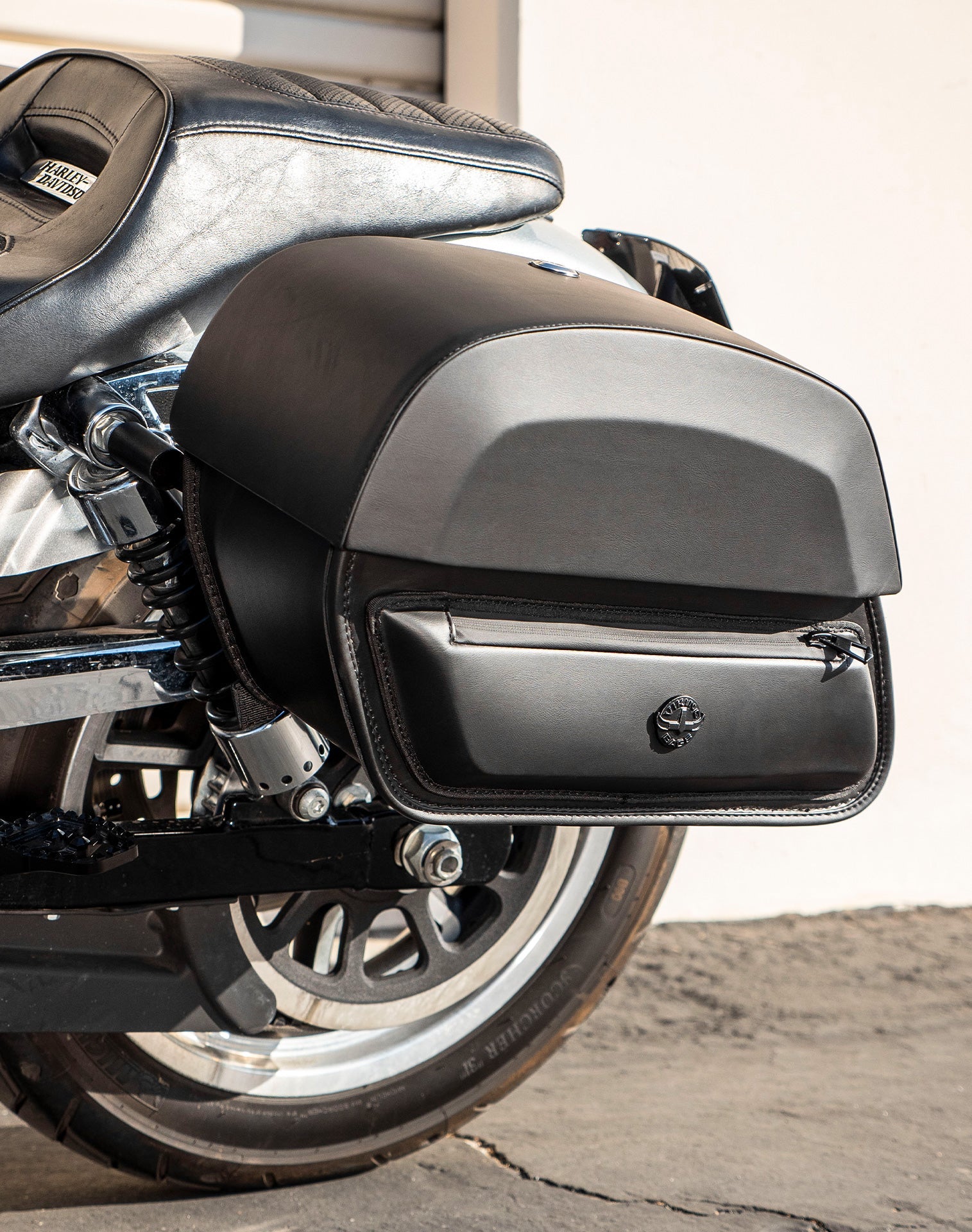 28L - Pantheon Medium Quick Mount Motorcycle Saddlebags For Harley Davidson Dyna Low Rider FXDL/I