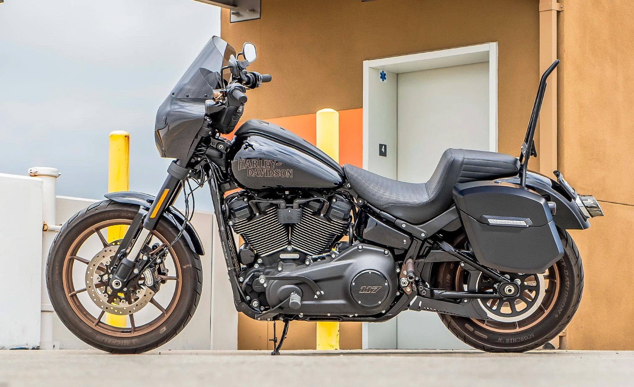 24L - Ironclad Quick-Mount Medium Harley Softail Low Rider S FXLRS Matte Hard Saddlebags