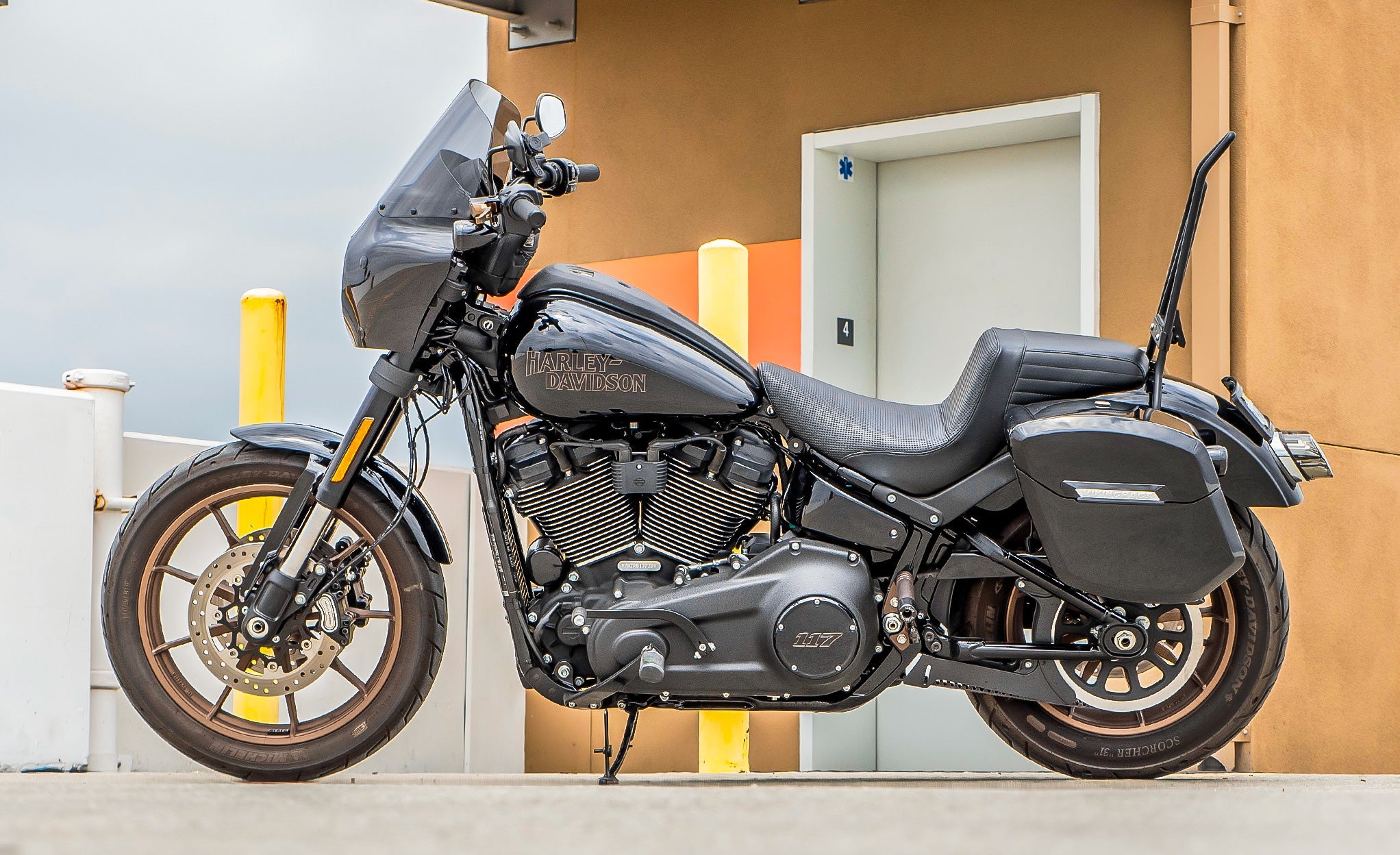 24L - Ironclad Quick-Mount Medium Harley Softail Low Rider S FXLRS Painted Hard Saddlebags